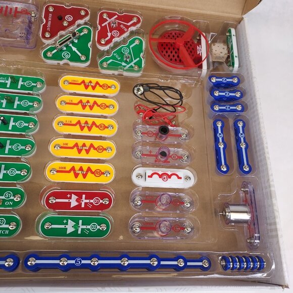 Snap Circuits Classic SC-300 Electronic Experiment Kit 300 Electric Projects Box - Picture 4 of 11
